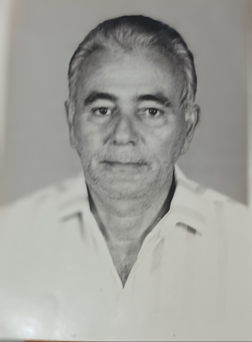 Arnaldo Mendonça cunha nasceu no dia 25 de julho de 1935 em Penalva e faleceu em 01.11.2O24 em São Luís.Filho de João Neves Cunha e Ezilda Mendonça Cunha.Sua infância e mocidade passou em Penalva, Ouro e São Luís.Começou a trabalhar muito cedo, pois, foi ourives aos 15 anos de idade na oficina de Mundoca Ourives na praça de São Benedito quando morou na casa das suas tias - as Mendonça, bem nas proximidades. Casou-se em 09.11.1957 aos 23 anos com Maria Lúcia Simas Azevedo Cunha quando ela tinha apenas 16 anos com a qual teve 7 filhos. Foi designado por meio da portaria 001/51 de 1° de de janeiro de 1951 para a função de fiscal de praias e mercados no município de Penalva pelo então prefeito Wilson Marques.O seu primeiro emprego de carteira assinada foi no escritório da Fábrica Camboa em São Luís, ainda, funcionário da Cervejaria J.C.Monte, caixeiro da Loja de Tecido Fé em Deus.Quando o seu pai tinha comércio no Ouro, ele foi tropeiro seguindo montado guiando os animais com carga de babaçu até ao Jacaré para depois seguir via fluvial até Penalva. Foi vendedor em Penalva de bilhete da loteria Estadual.Foi escrivão de delegacia.Foi monitor do Incra no Governo do presidente Castelo Branco.Foi juiz preparador ensinando nos povoados votar aos eleitores leigos, pois, a sua boa caligrafia ajudou muito nesse trabalho. Foi locutor no auge da Casa Onça de Bento Mendes, ainda foi, também, agente encarregado de tirar passagens para viagens de Penalva a São Luis do Táxi Aéreo Apache, avião bimotor de propriedade de empresário de São Luís.Anos mais tarde ingressou na Secretaria da Fazenda e do Estado do Maranhão na função de Auxiliar de Receita Classe B, Referência III, sempre galgando promoção pela sua dedicação no trabalho até chegar ao cargo de Coletor Estadual via concurso público realizado em Pinheiro.Foi um estusiasta ritmista do extinto bloco Fala Mangueira nas década de 1950/1960, como também seu Pai João Cunha que se deu o luxo de ser um baliza ousado nos passes na frente do bloco.Foi sócio proprietário e presidente do Grêmio Cultural e Recreativo Penalvense nos anos 70 por duas vezes.E um dos fundadores do bloco Magníficos do Samba em 1979. Compôs sambas para o seu bloco em parceria com Raimundo Balby.Seu quilate poeta cintila em vários sambas de muita inspiração poética, como Pedra Preciosa, Voltei, Penalva, Majestade Rainha, Último Samba, Não Deixe a Vida Passar, Galo de Terreiro e Feliz ano novo.Arnaldo Cunha gostava de filme do Velho Oeste dos estados americanos, sempre assobiova alguns musicais de suas trilhas sonoras em casa, foi campeão de3 torneio de sinuca realizado em Penalva no ano 1968 e, dada à sua valiosa contribuição ao carnaval de Penalva, foi condecorado em 06.04.2019 pelo Magníficos do Samba com uma medalha " Honra ao Mérito " em nossa residência no Cohatrac IV em meio a uma roda de samba comandada por Dr. Raimundo Balby e convidados especiais como: Dr. Gilmar Pereira, Amadeu Pereira, Fontourinha, César Monteiro,pois Maia, Alberto Silva e nossos familiares, pois, os demais convidados não puderam comparecer. Apache do avião de propriedade de empresário de São Luís.Casou-se em 09.11.1957 aos 23 anos com Maria Lúcia Simas Azevedo Cunha quando ela tinha apenas 16 anos anos com a qual teve 7 filho.Anos mais tardes ingressou na Secretaria da Fazenda do Estado do Maranhão na função de Agente Arrecadador do Estado em Penalva, técnico em Receita Estadual Taf-III. de Auxiliar de Receita Classe B, Referência III, galgando promoção pela sua dedicação no trabalho até chegar ao cargo de Coletor Estadual vía concurso público realizado em Pinheiro.Foi um estusiasta ritmista do extinto bloco Fala Mangueira nas década de 1950/1960, como também seu pai João Cunha que se dava o luxo de ser um baliza ousado nos movimentos.Foi sócio proprietário e presidente do Grêmio Cultural e Recreativo Penalvense nos anos 70 por duas vezes.Foi um dos fundadores do bloco Magníficos do Samba em 1979. Compôs sambas para o seu bloco em parceria com Dr. Raimundo Balby. Seu quilate poeta cintila em vários sambas de muita inspiração poética, como Pedra Preciosa, Voltei, Penalva, Majestade Rainha, Último Samba, Não Deixe a Vida Passar, Galo de Terreiro e Feliz ano novo.Arnaldo Cunha gostava de filme do Velho Oeste dos estados americanos, sempre assobiova alguns musicais de suas trilhas sonoras em casa, assim como o engraçado assobio de,chamar vento.Em 1968 foi campeão de torneio de sinuca realizado em Penalva. Ademais , dada à sua valiosa contribuição ao carnaval de Penalva, foi condecorado em 06.04.2019 pelo Magníficos do Samba com uma medalha " Honra ao Mérito " em nossa residência no Cohatrac IV em meio a uma roda de samba comandada por Dr. Raimundo Balby e convidados especiais como: Dr. Gilmar Pereira, Amadeu Pereira, Fontourinha, César Monteiro,Wolweber Maia, Alberto Silva e nossos familiares, pois, os demais convidados não puderam comparecer.Arnaldo Cunha era um homem feliz, visionário, fervoroso torcedor do Flamengo, deixou um brilhante legado aqui na terra, meu espelho, meu melhor amigo, agora na morada Celestial.