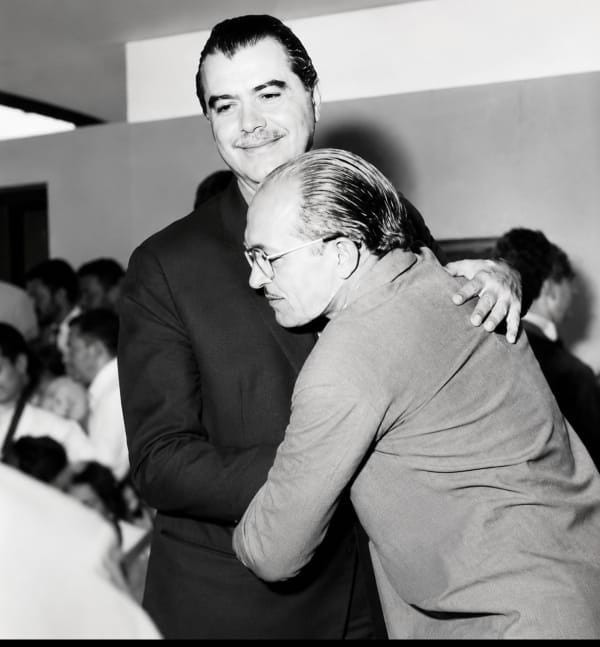 Governador José Sarney em visita a Penalva sendo recepcionado pelo então prefeito José Luís Marques.