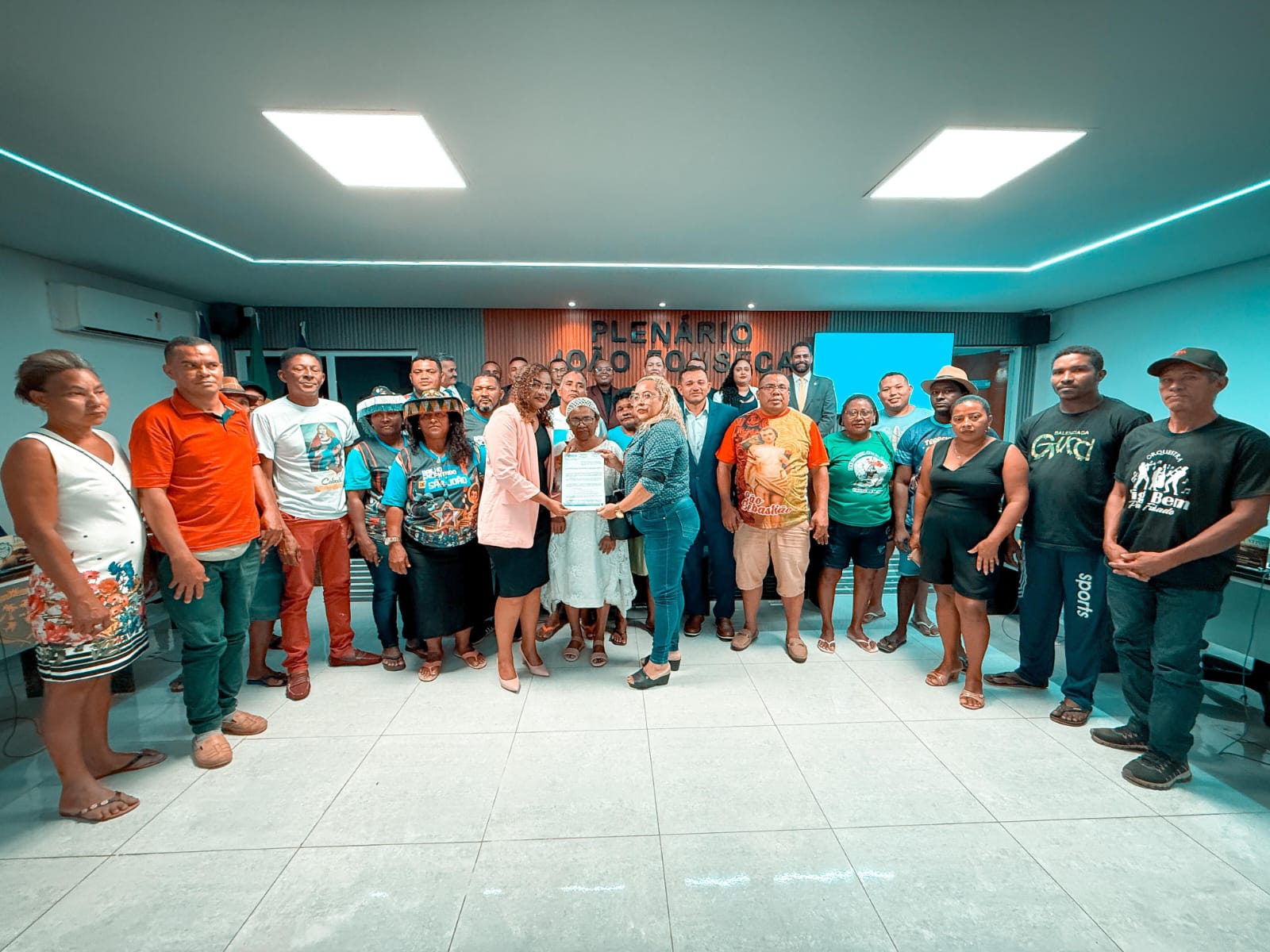 .Foi com grande expectativa a sessão da Câmara Municipal, quinta-feira( 4/9), cuja galeria ficou completamente lotada por representantes da cultura, quando os Edis do parlamento penalvense aprovaram por unanimidade o Projeto de Lei N°. O22/2O25, da vereadora Jeane da Pesca que dispõe sobre a inserção no calendário festivo do município apresentação dos artistas ou grupos coletivos da nossa cultura. A representante do Conselho Municipal de Cultura, Luci Moraes, artista plástica, artesã, poetisa e designer de modas, ao sentir que a cultura tradicional vem perdendo espaço, resolveu mobilizar os fazedores de cultura de todas as vertentes culturais,tais como: bumba meu boi, sotaque da baixada e orquestra, grupos de caixeiras do Divino Espírito Santo e Bambaê, grupos de tambores de Crioula, Povos de Terreiro, Bailes de São Gonçalo e orquestras, reunindo também os cantores da terra."Todos com as mesmas reivindicações, resolvemos unir as forças culturais em prol de um único objetivo - a valorização da cultura da nossa amada Penalva", disse Luci Moraes. Agora, depois da sanção do executivo, será lei obrigatória à participação dos fazedores de cultura, em shows, eventos que o município promover, inclusive com o cachê após a realização do evento, quando de cada apresentação. "A nossa cultura é muito diversificada e forte, não precisa esperar ano a ano para ser valorizada, agora com essa aprovação avançamos muito, para o fortalecimento e preservação da cultura local, a qual precisa ainda mais de mais incentivo por meio de políticas públicas voltadas para as nossos manifestações da cultura popular, disse a Presidente da Câmara, Luana Alves de Morais, conhecida carinhosamente pelo povo como Luana da Colônia Z-23.
