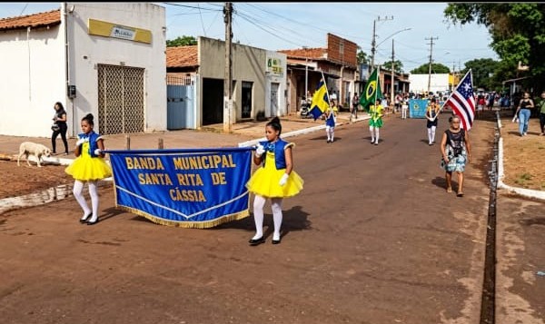 A cidade de Governador Edison Lobão mudou de nome, isto porque a legislação brasileira proíbe o uso de nomes de pessoas vivas em logradouros público.A mudança está na Constituição Federal, a qual veda batizar cidades, bens públicos com nomes de pessoas que ainda estão vivas, e situações como está devem mudar de nomes: O município foi emancipado e batizado em 1994 em homenagem a Edison Lobão, que era o governador do Maranhão na época. A questão gerou ações do Ministério Público Federal e da Justiça desde 2013, exigindo a regularização do nome da cidade e para sacramentar a mudança houve um Plebiscito em outubro de 2024 e os moradores votaram em uma consulta popular e aprovaram o novo nome por 83,9% dos votos. A aprovação do TSE - Tribunal Superior Eleitoral homologou o resultado da votação popular e oficialização a mudança que foi estabelecida oficialmente pela Lei Estadual nº 12.965, sancionada em 29 de julho de 2026, resgatando o nome original da região do municipio de governador Edison Lobao que passa a se chamar Ribeiraozinho do Maranhao.O TSE homologou a mudança.E essas cidades tal como essa, devem mudar de nomes, após eleições. há 11 anos a Câmara de Vereadores do município aprovou a mudança e, agora, validada por 83,87% da população que votou.E o Município de Governador Edison Lobão passa a se chamar oficialmente *Ribeirãozinho do Maranhão* e a partir de 10 de set. de 2026 o município de Governador Edison Lobão passou a se chamar , definitivamente *Ribeirãozinho do Maranhão*. A mudança foi estabelecida pela Lei Estadual nº 12.965.Este blog pesquisou e ainda há outras cidades e bens públicos com nomes de pessoas vivas é preciso ajustar o fiel da balança para que não fique com dois pesos e duas medidas.